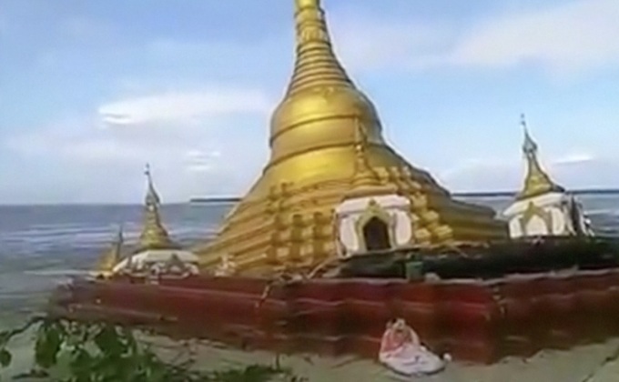 เจดีย์ในเมียนมาถล่มลงแม่น้ำ