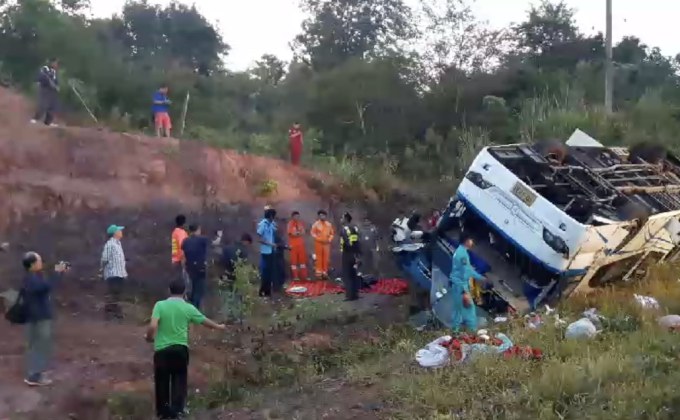 รถทัวร์พลิกคว่ำเสียชีวิต 1 คน จ.พิษณุโลก