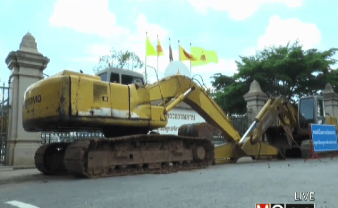 วัดธรรมกาย ใช้แบคโฮปิดประตู