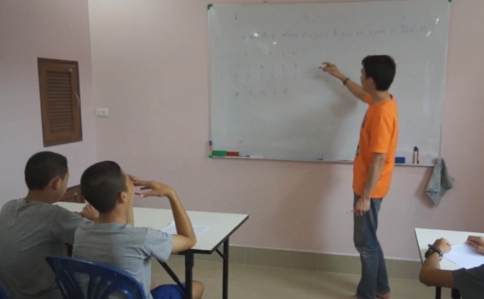 ตร.บุรีรัมย์ เปิดสอนหนังสือฟรีให้เด็กยากจน