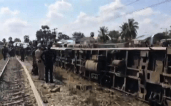 รถไฟตกรางหลังชนรถบรรทุกวัว จ.เพชรบุรี