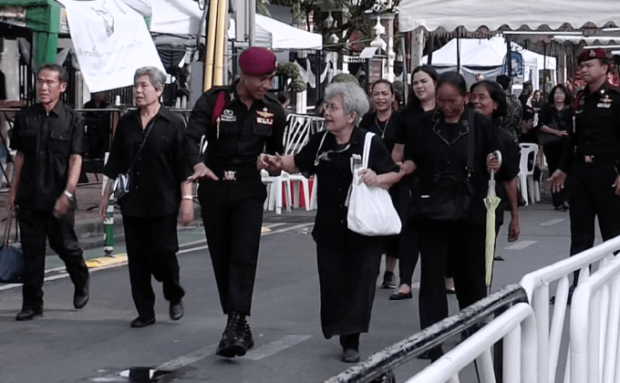 ประชาชนเข้าถวายสักการะพระบรมศพบางตา