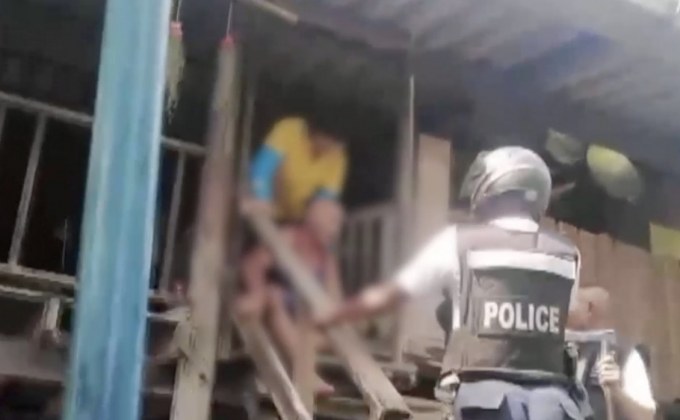 ตร.เข้าเจรจาชายอาละวาดถือมีดจนยอมไป รพ.