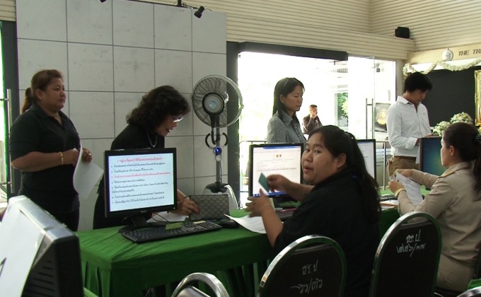 ประชาชนแห่จองเหรียญที่ระลึก ร.9 รอบ 2