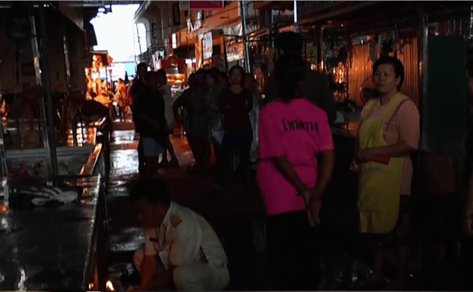 ตู้แช่ไฟรั่วช็อตแม่ค้านครพนมอาการโคม่า