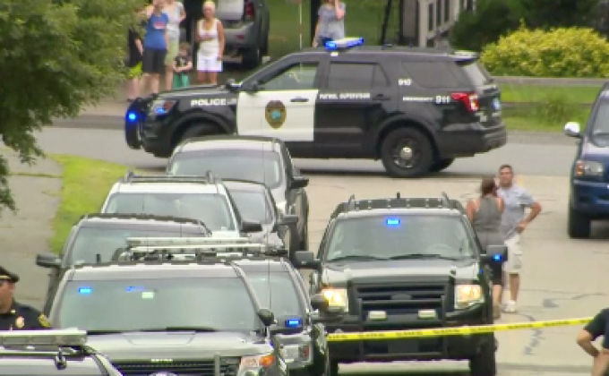 คนร้ายแย่งปืนตำรวจสหรัฐฯ