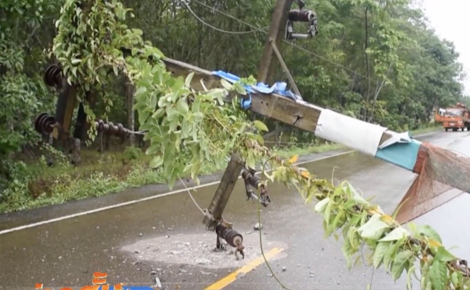 ฝนตกทำเสาไฟฟ้าล้ม-ไฟดับหลายพื้นที่