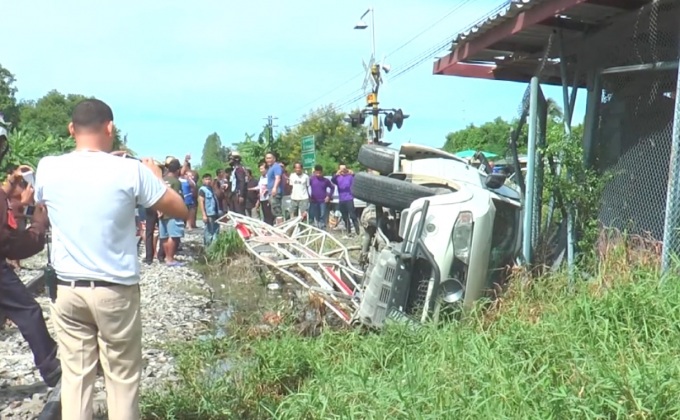 รถไฟชนรถกระบะพยายามฝ่าไม้กั้น จ.นครปฐม