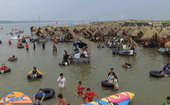 ชาวนครพนม เที่ยวหาดแห่คึกคัก