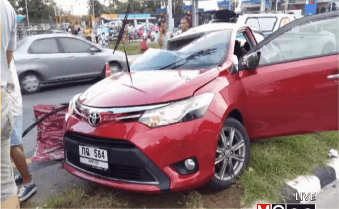 รถยนต์เสียหลักพุ่งชนรถตู้โดยสาร