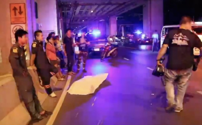 จยย.เสียหลักชนแท่งแบริเออร์รถไฟฟ้าดับ 1 ราย