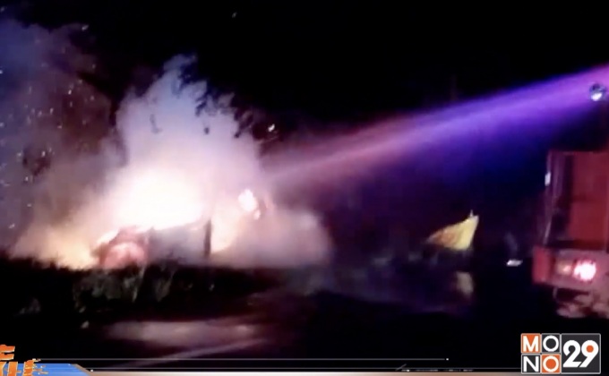 เก๋งเสียหลักต้นไม้เกิดไฟลุกไหม้เสียชีวิต 4 คน