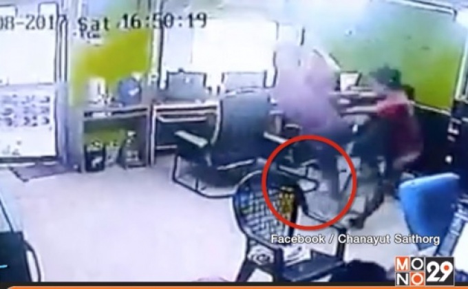 วงแตก! วัยรุ่นถูกงูฉกในร้านเกม ตกใจกระโดดขาคู่ถีบเพื่อน