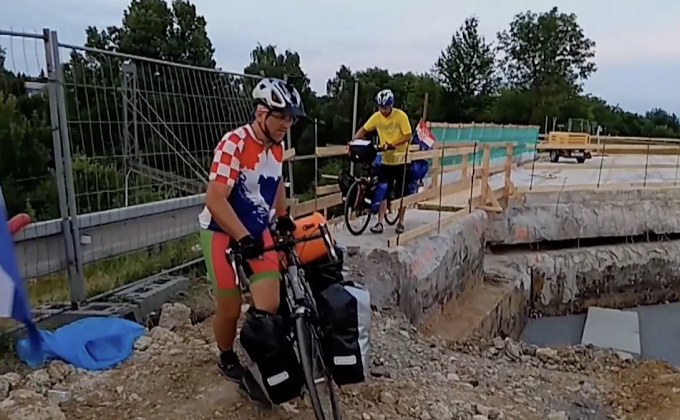 ชาวโครเอเชียปั่นจักรยานทางไกลไปชมฟุตบอลโลก