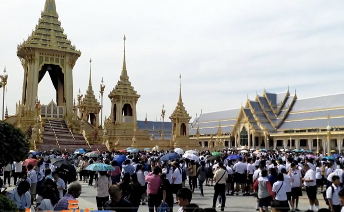 ประชาชนเข้าชมนิทรรศการพระเมรุมาศเนืองแน่น