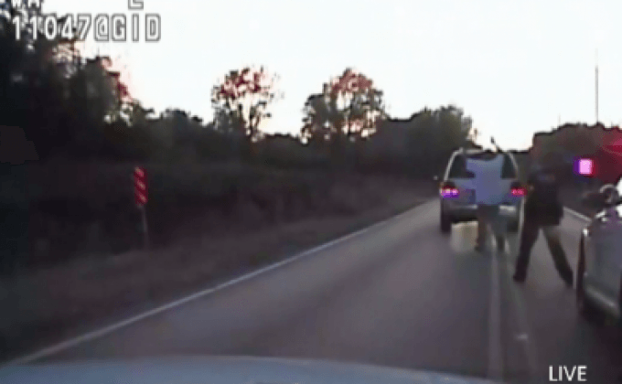 คลิปตำรวจผิวขาวยิงชายผิวสีดับในสหรัฐฯ