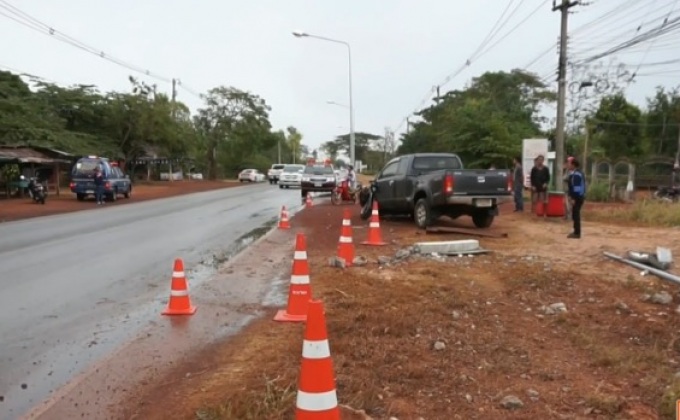 ถนนลื่นรถกระบะ 2 คันเสียหลักชนเสาไฟฟ้า