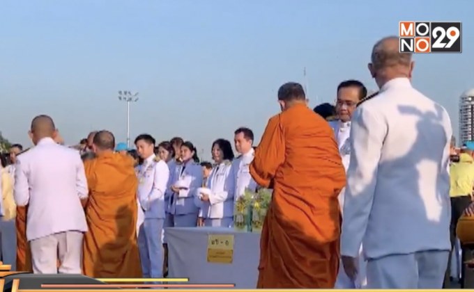 นายกฯ เป็นประธานพิธีทำบุญตักบาตรวันพ่อแห่งชาติ