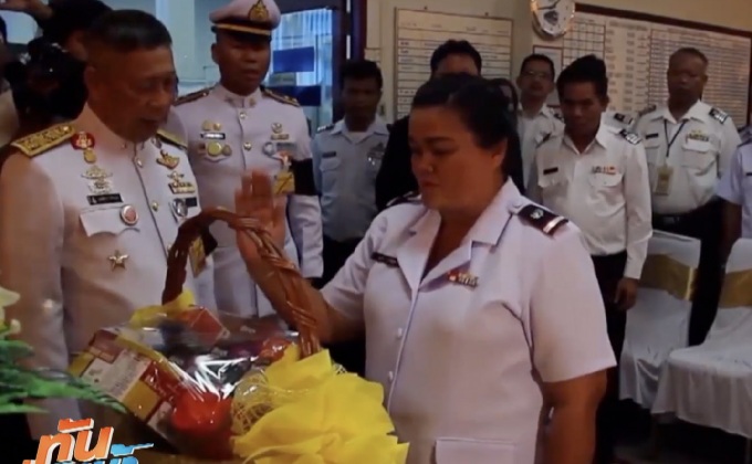 ร.10 พระราชทานตะกร้าสิ่งของ ให้กระเป๋ารถเมล์เก็บเงินล้าน 