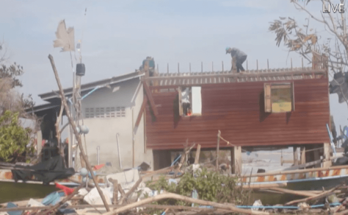 ชาวบ้านริมทะเลรื้อบ้านหนีคลื่นลม