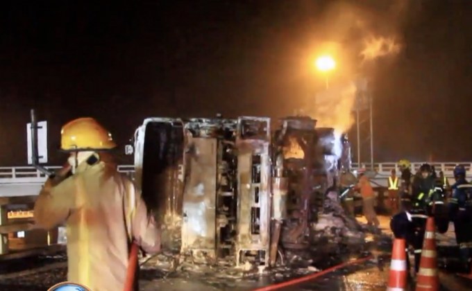 ระทึกรถน้ำมันพลิกคว่ำไฟไหม้