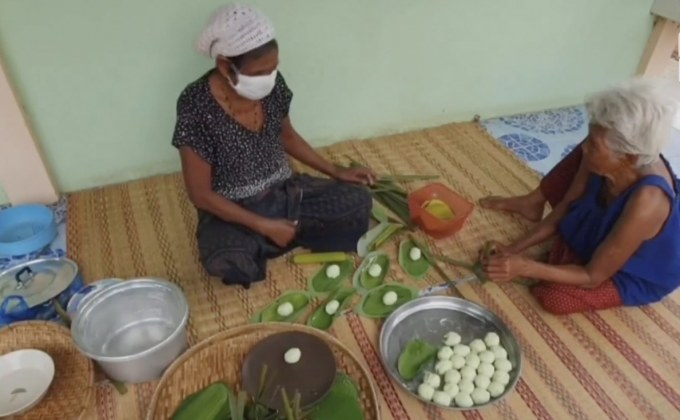 ผู้สูงอายุแบ่งเงินเบี้ยยังชีพรวมกันซื้อวัตถุดิบทำขนมใส่ตู้ปันสุข