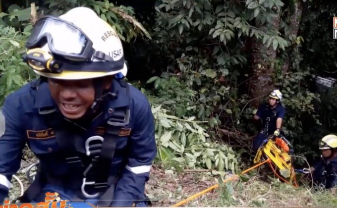 รถตกเหวริมถนนเขานางหงส์ จ.พังงา เจ็บ 4 คน