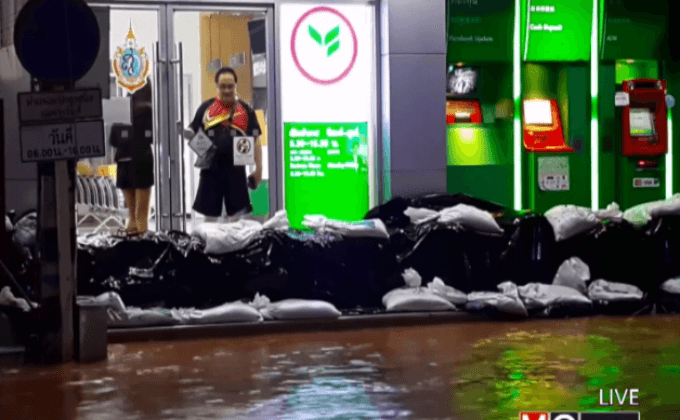 น้ำทะลักเข้าท่วมจ.สุโขทัยและเลย