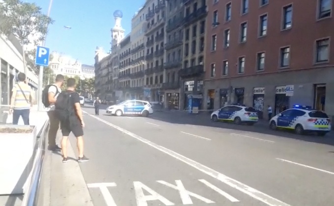 คนร้ายขับรถตู้พุ่งชนกลุ่มคนในสเปน