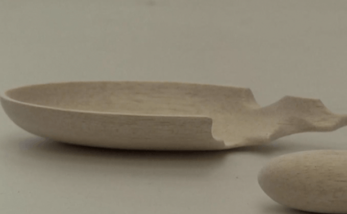 แกะสลักไม้และหินด้วยปลายนิ้วมือ