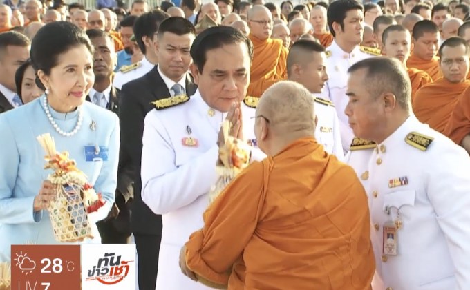 นายกฯ นำตักบาตรถวายเป็นพระราชกุศล