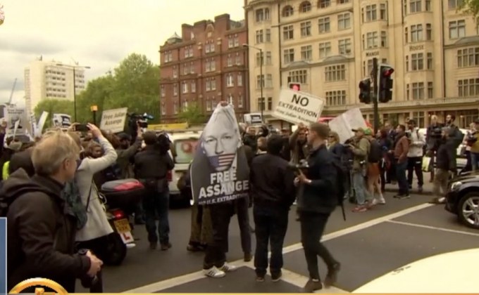 ผู้ก่อตั้ง “วิกิลีกส์” สู้คดีส่งตัวผู้ร้ายข้ามแดนไปสหรัฐฯ