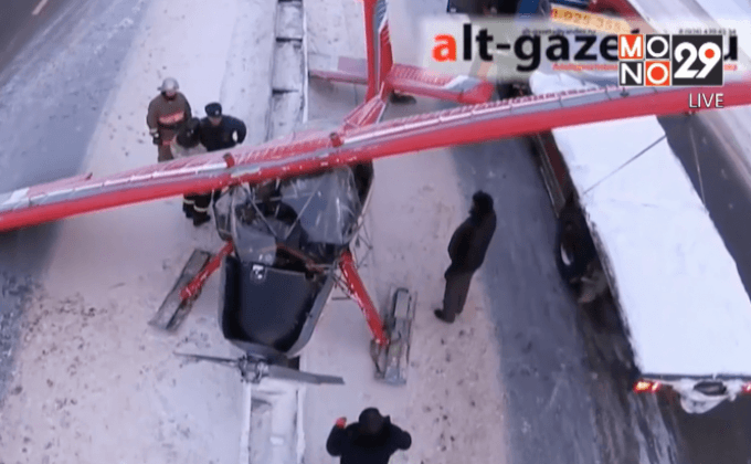 เครื่องบินเล็กจอดฉุกเฉินบนทางหลวงในรัสเซีย