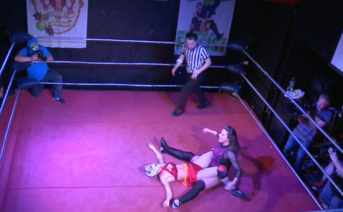 สาวอังกฤษแห่เล่นมวยปล้ำ ตามกระแสซีรีส์ “Glow”