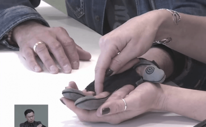 ถุงมือกลสำหรับเสริมพละกำลังนิ้วมือ