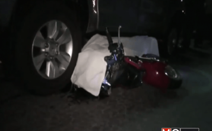 ขี่จักรยานยนต์ตกหลุมเสียหลักถูกกระบะชน