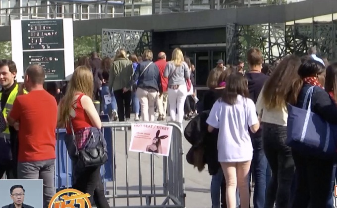 แฟนเพลง “อาเรียนา แกรนเด” แห่ชมคอนเสิร์ตในปารีส