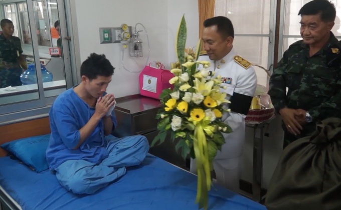 ร.10 พระราชทานกระเช้าแก่ทหารบาดเจ็บเหตุคาร์บอมบ์