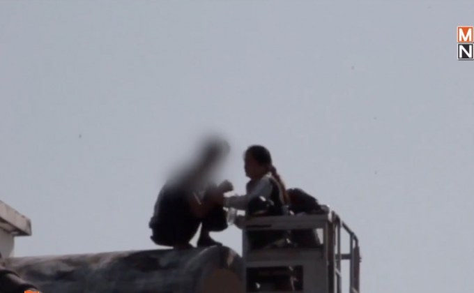 ชายคลั่งกระโดดหลังคาบ้านย่านรามอินทราสาหัส