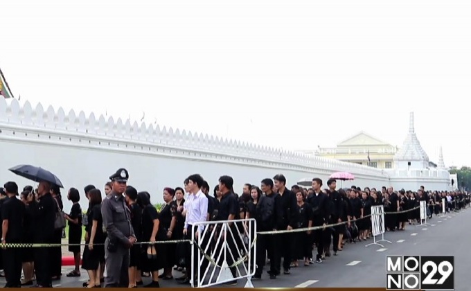 พสกนิกรจากทั่วสารทิศ สักการะพระบรมศพ