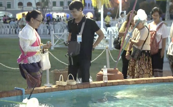 ประชาชนร่วมงาน “อุ่นไอรัก” คึกคัก