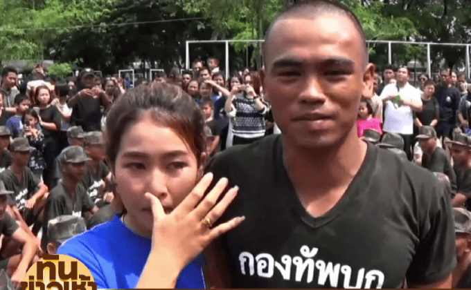 ฮือฮา พลทหารนักมวยชื่อดัง  ขอแฟนสาวแต่งงานกลางค่ายทหาร