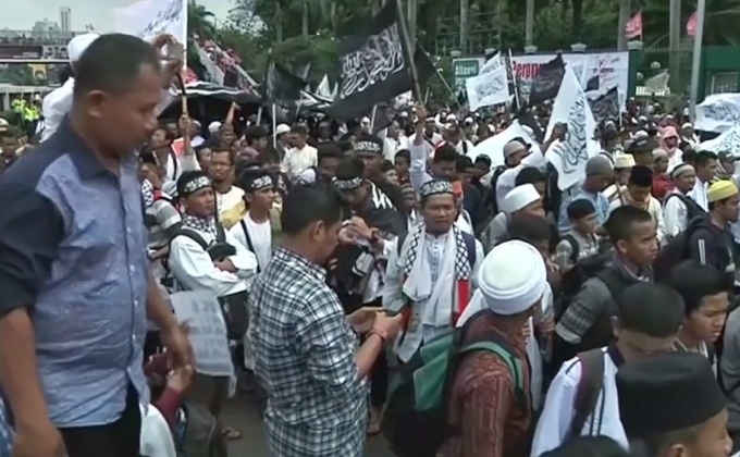 ชาวอินโดฯเดินขบวนต่อต้านพรรคคอมมิวนิสต์