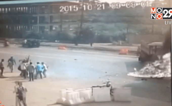 บิ๊กไบค์พุ่งชนรถบรรทุก ไฟลุกท่วม