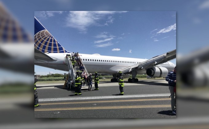 เครื่องบินไถลออกนอกรันเวย์ขณะลงจอดในสนามบินสหรัฐฯ