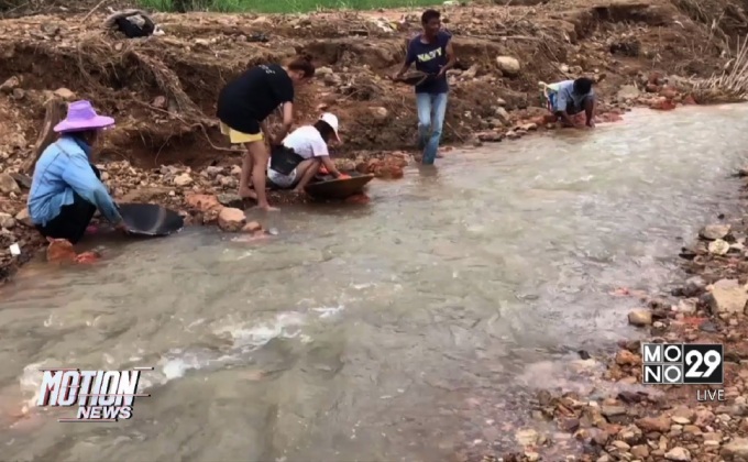 ชาวบ้านแห่ร่อนทองที่บางสะพานหลังน้ำลด