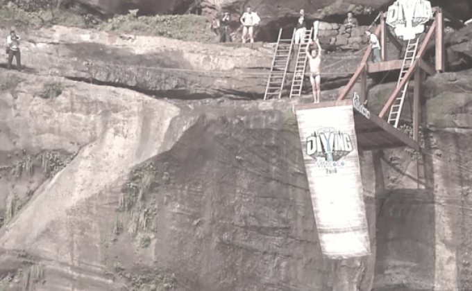 การแข่งขันกระโดดน้ำตกสูง 27 เมตรในจีน