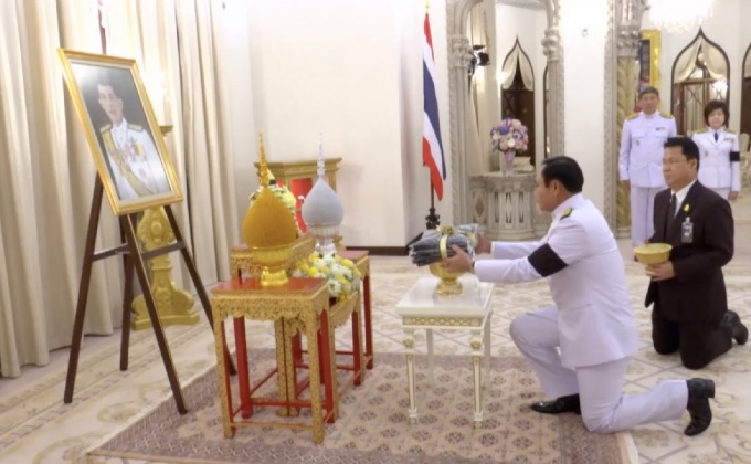 สมเด็จพระเจ้าอยู่หัว พระราชทานเสื้อยืดคอโปโล แก่นายกฯ-ครม.