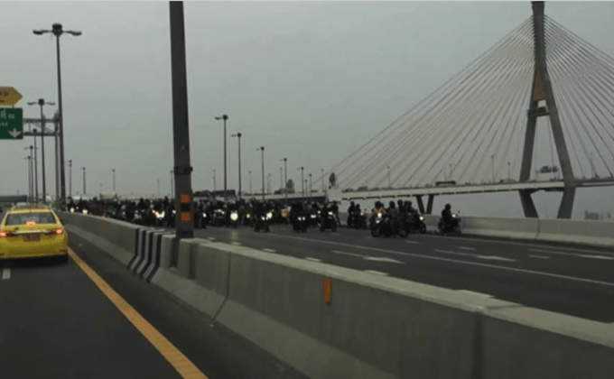 ปมดราม่า ห้ามจักรยานยนต์ขึ้นสะพาน-ลอดอุโมงค์ทางแยก
