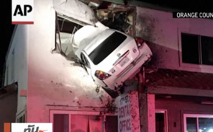 ​รถยนต์พุ่งชนชั้น 2 ของร้านทำฟันในสหรัฐฯ